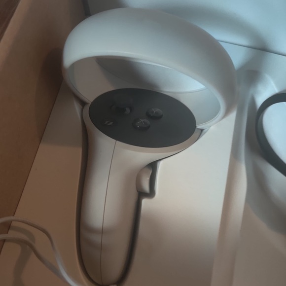 256G Oculus Quest 2 - Picture 8 of 8